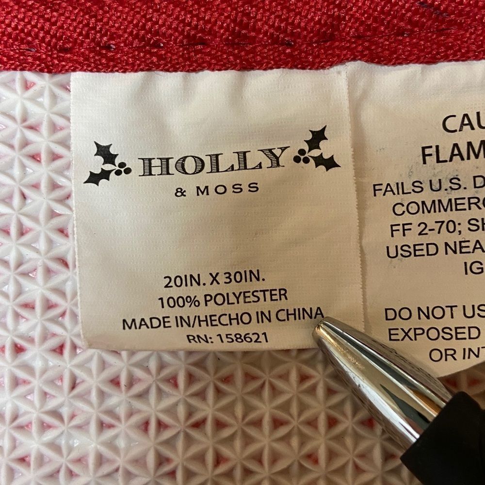 Holly & Moss Red Holiday Rug - Picture 4 of 6